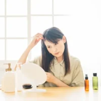 薄毛で悩んでいる女性