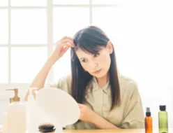 薄毛で悩んでいる女性