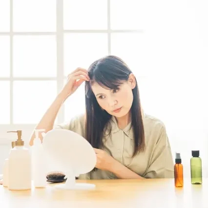 薄毛で悩んでいる女性
