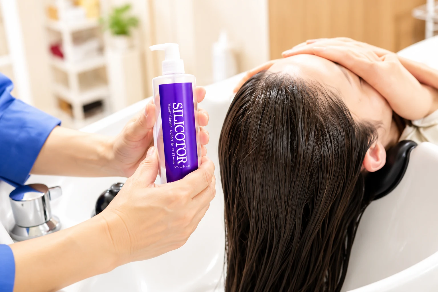 crescentでシリコトールを使用してヘアケアを行っている施術風景