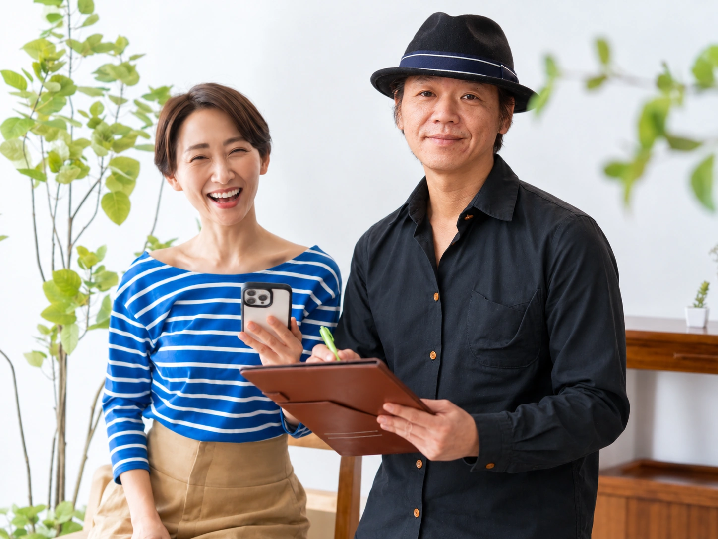 美容師と女性客が髪の悩みについてカウンセリングをしているイメージ